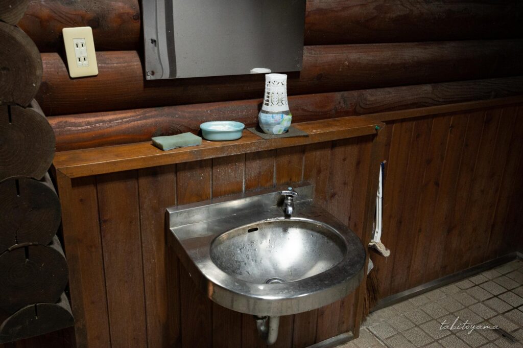 上磯ダム公園キャンプ場のトイレにある洗面台。