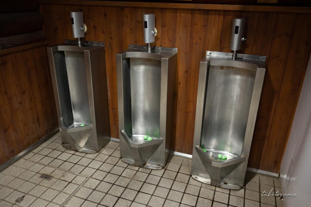 上磯ダム公園キャンプ場のトイレにある小便器。