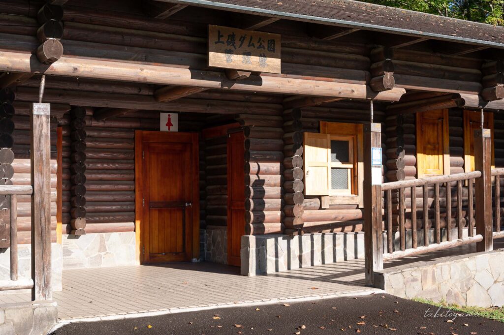 上磯ダム公園キャンプ場の管理棟。トイレ一体型の建物。