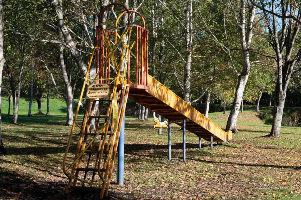 上磯ダム公園キャンプ場に設置された滑り台。