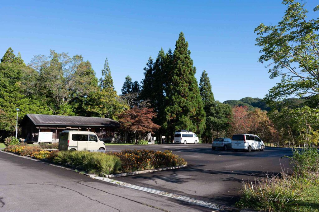 上磯ダム公園キャンプ場の管理棟前にある舗装された駐車場。