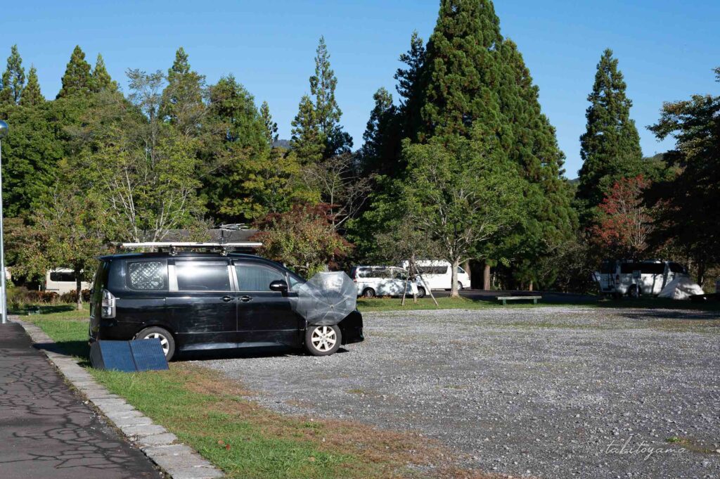 上磯ダム公園キャンプ場にある砂利の駐車場。