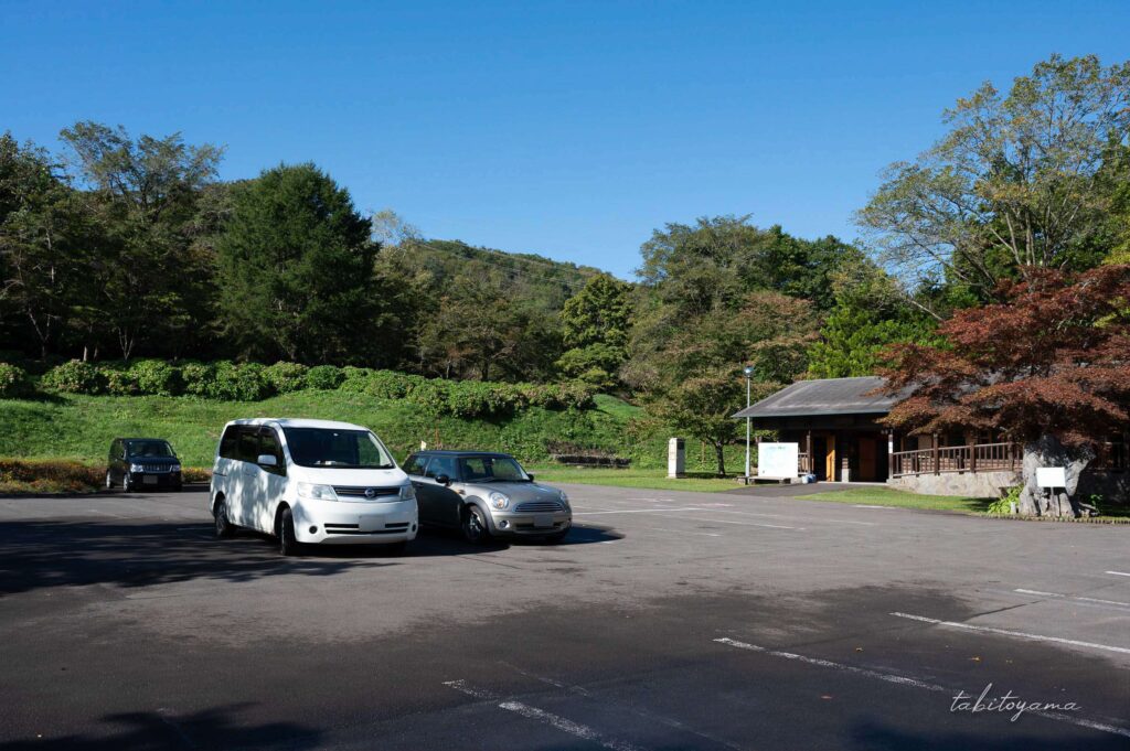 上磯ダム公園キャンプ場の管理棟前にある舗装された駐車場。