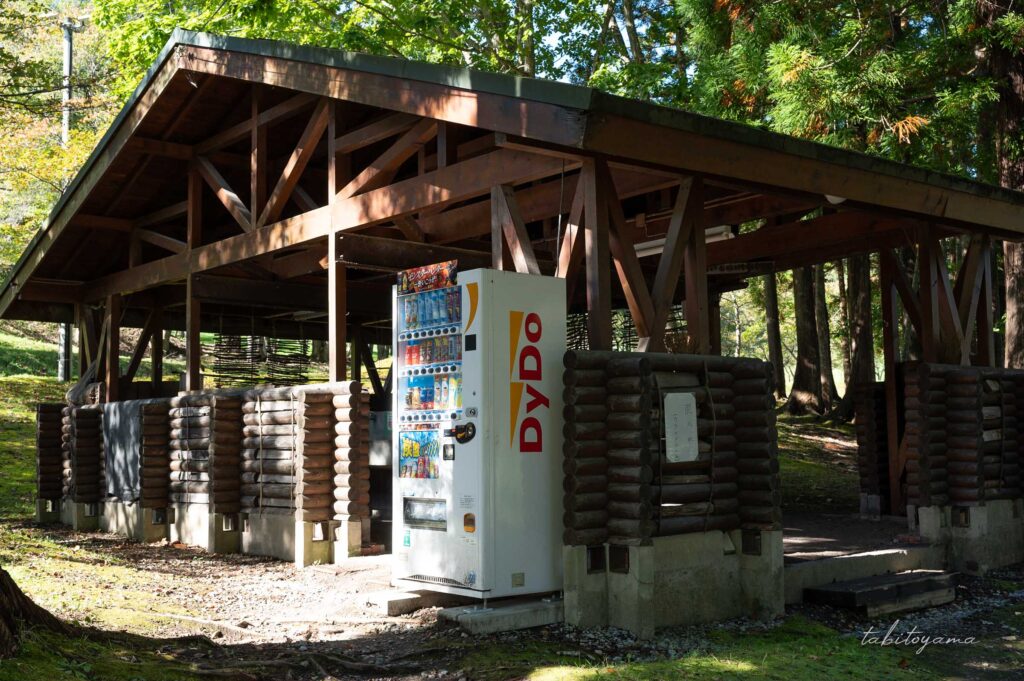 上磯ダム公園キャンプ場の管理棟。そばには自動販売機。