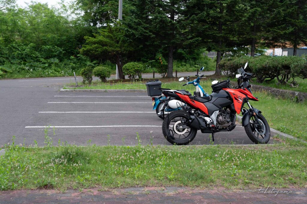柏木地区レクリエーション施設に駐車したバイク。乗用車一台分のスペースに、一台ずつ駐車している。