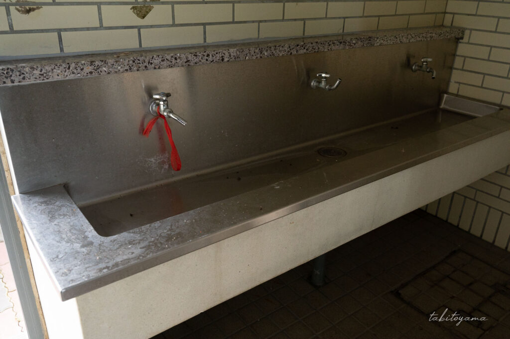 柏木地区レクリエーション施設のトイレ内にあるステンレス製の洗面台。