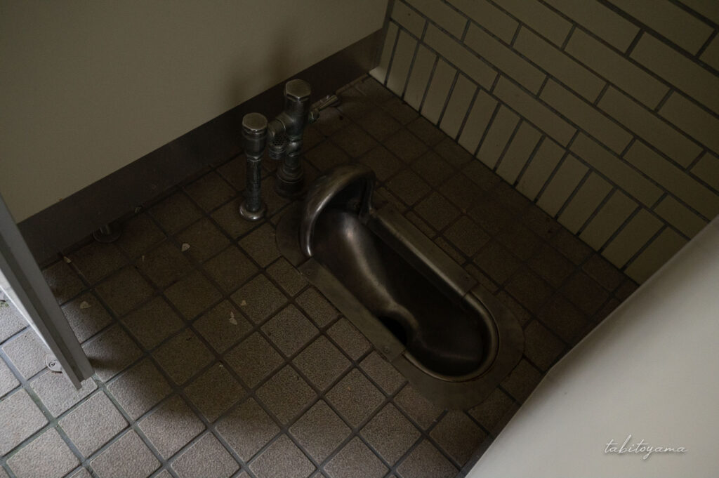 柏木地区レクリエーション施設のトイレ内にある銀色の和式便座。