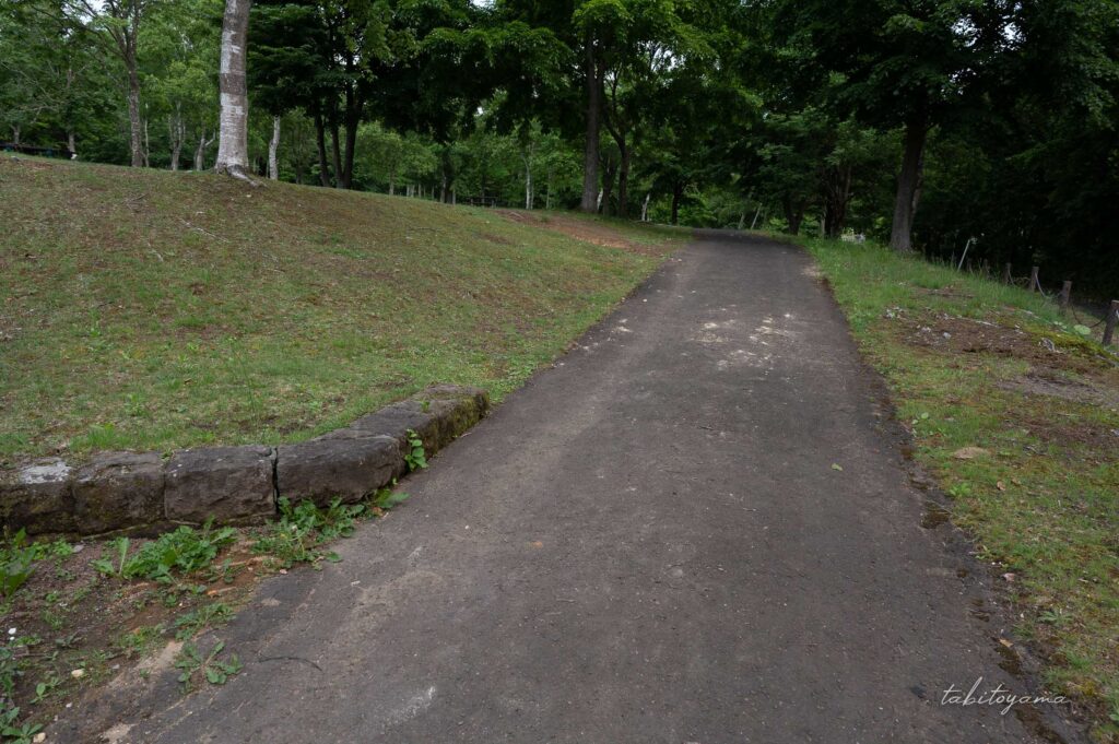 柏木地区レクリエーション施設の駐車場の両橋にあるスロープ状の舗装された通路。
