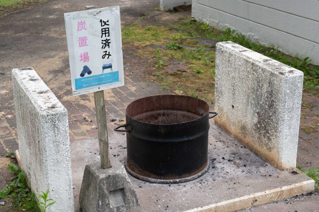 柏木地区レクリエーション施設のトイレ裏に設置され使用済み灰置場。