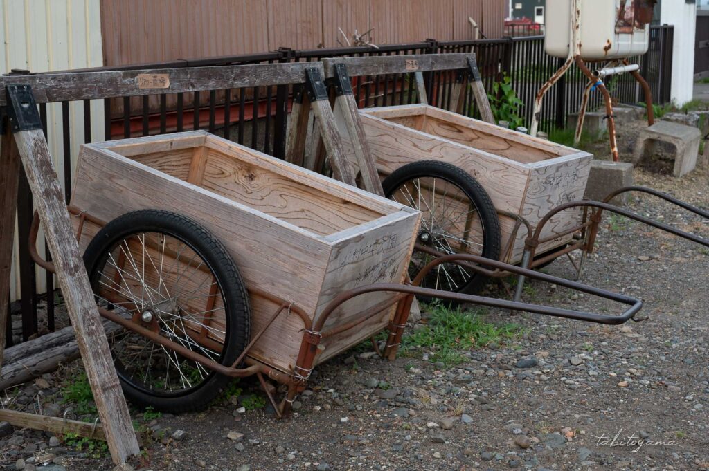 北村中央公園ふれあい広場キャンプ場の管理棟横に設置されたリアカー。