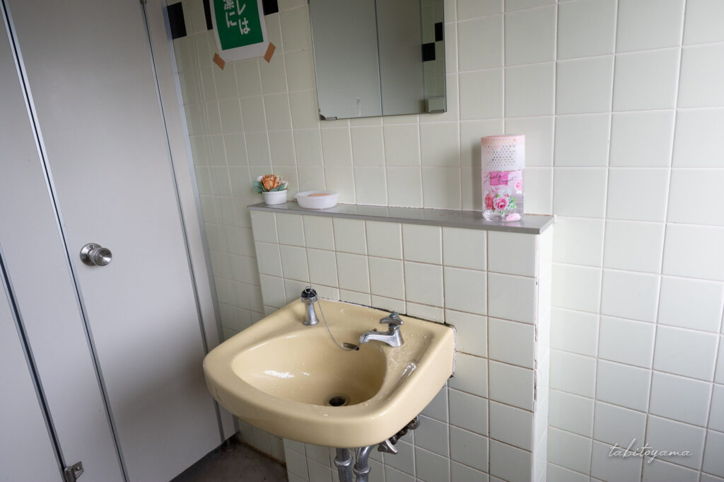 北村中央公園ふれあい広場キャンプ場のトイレ内にある洗面台。