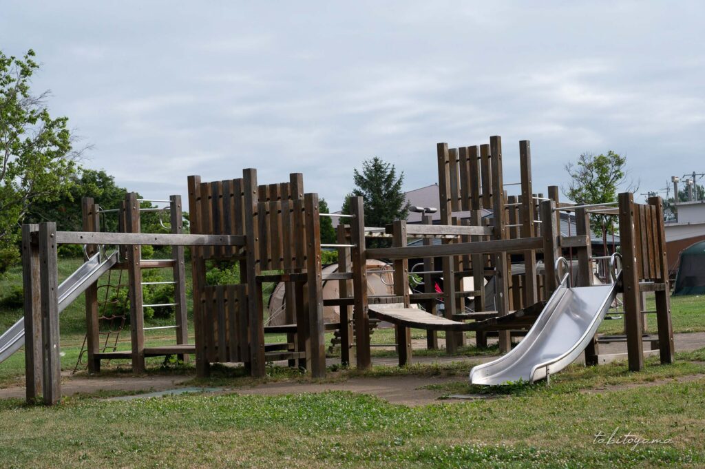 北村中央公園のふれあい広場にあるアスレチック遊具。