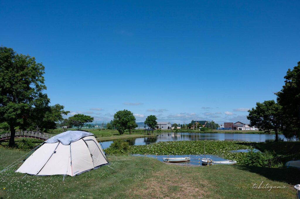 北村中央公園ふれあい広場キャンプ場のトロッコ沼のそばには設営されたテント。