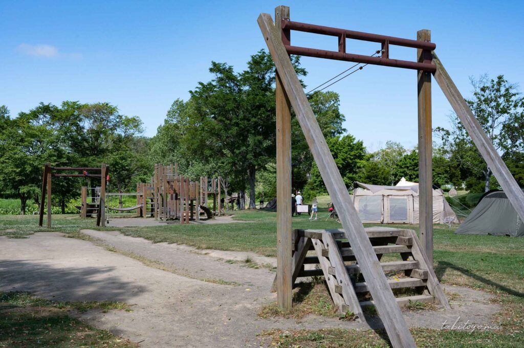 北村中央公園のふれあい広場にあるターザンロープ。