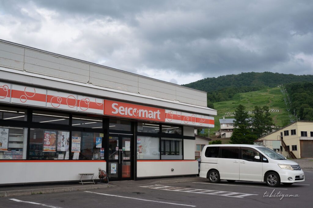 セイコーマート音威子府店の外観。店舗の前には白いファミリーカーが一台駐車している。