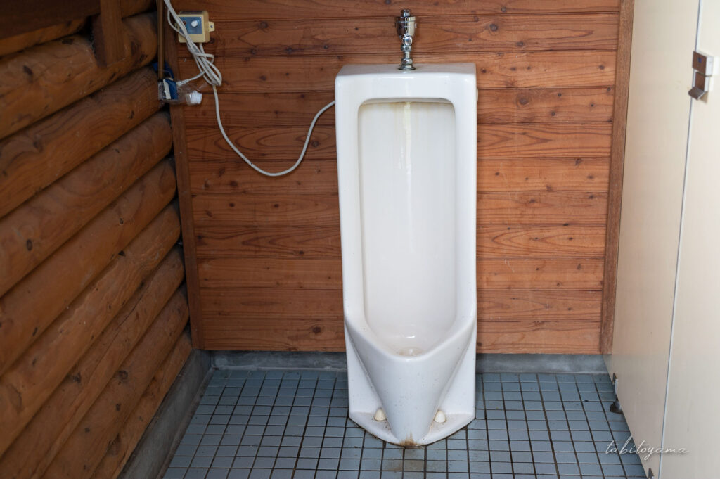 天塩川リバーサイドパークキャンプ場の小便器。
