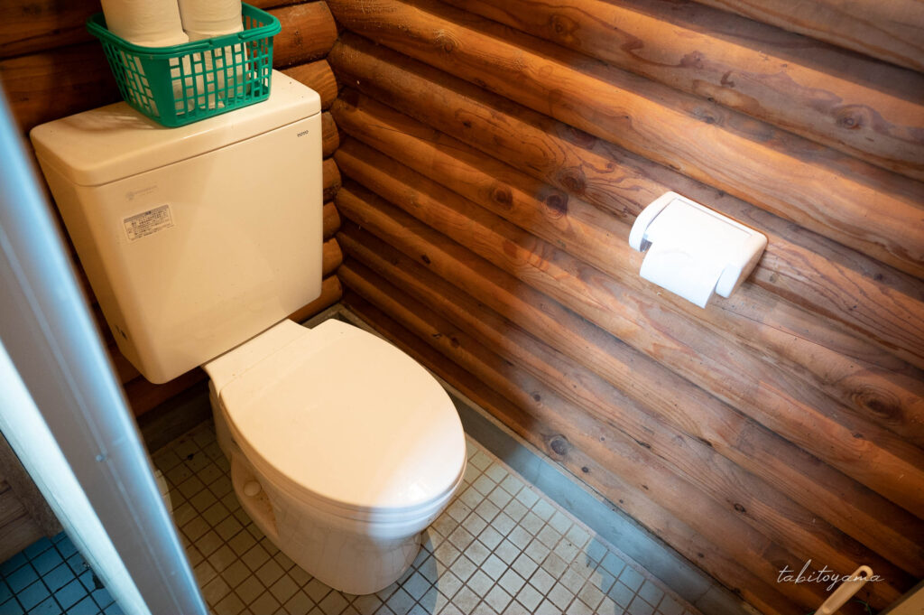 天塩川リバーサイドパークキャンプ場の洋式便座。タンクの上にはトイレットペーパーの予備が積まれている。