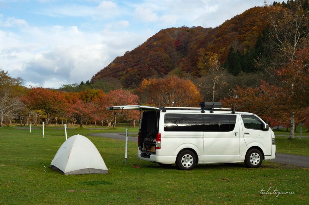 湯の沢水辺公園でセミオートキャンプ。ハイエースのそばには白いソロテントが設営されている。