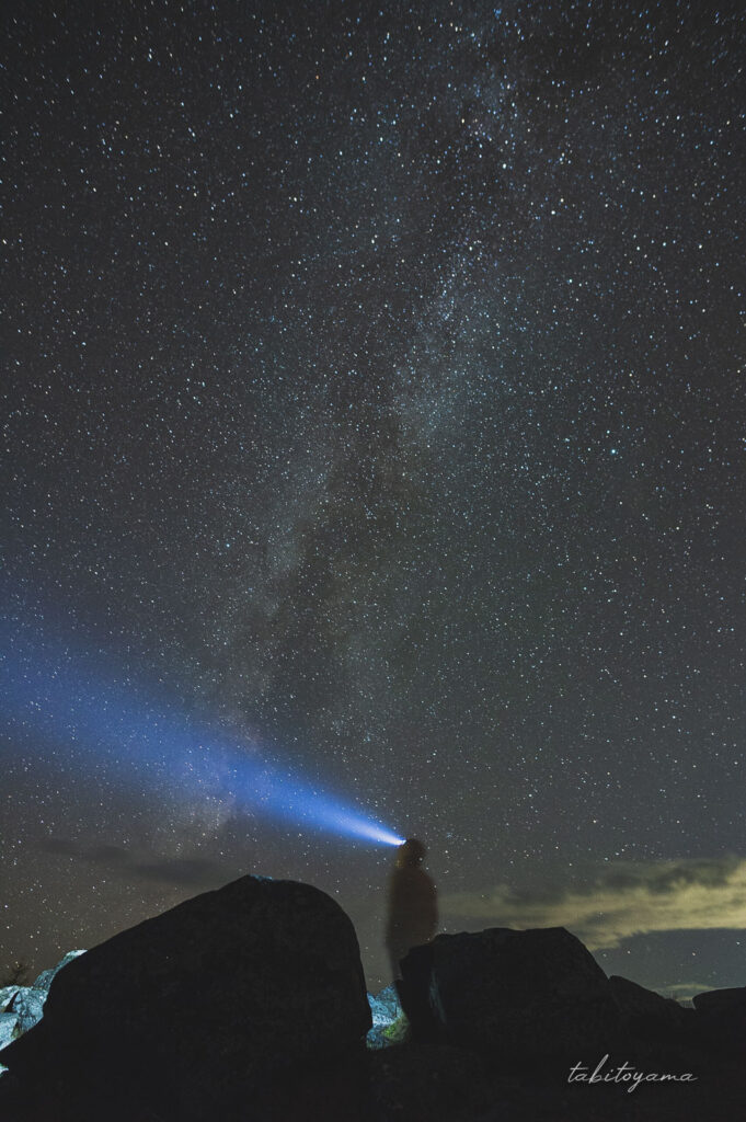 美幌峠の天の川とヘッドライトをつけて夜空を見上げる様子