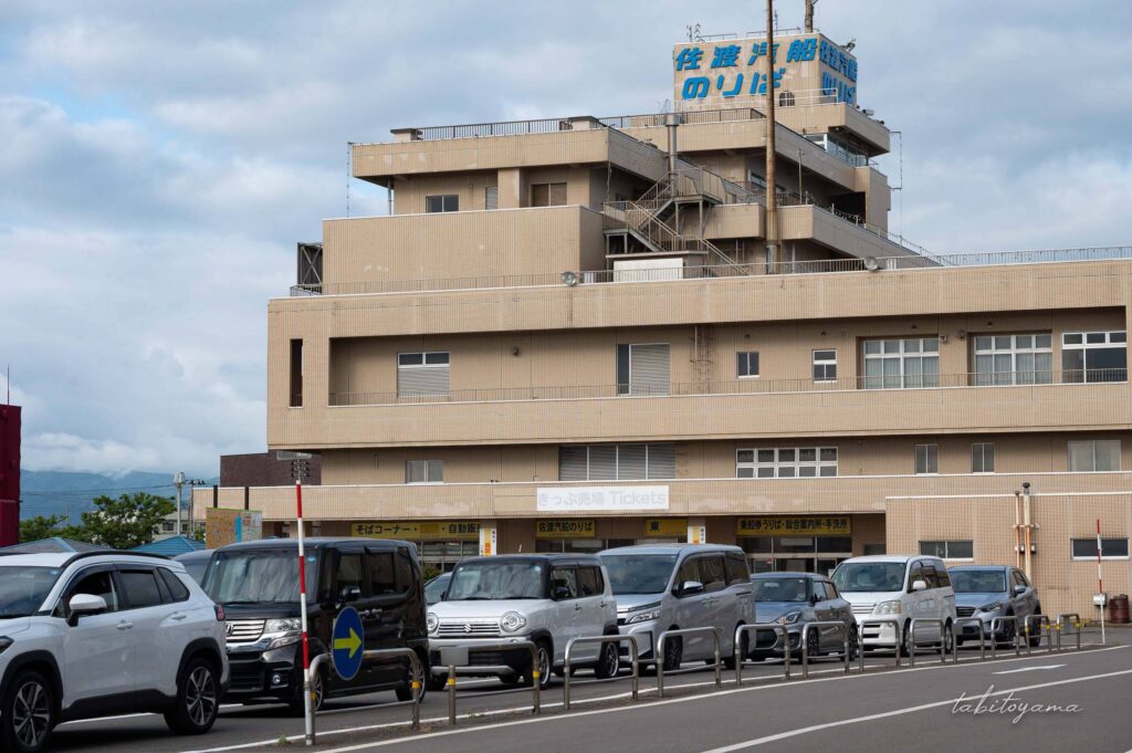 直江津港カーフェリー乗り場に並ぶ乗用車の列