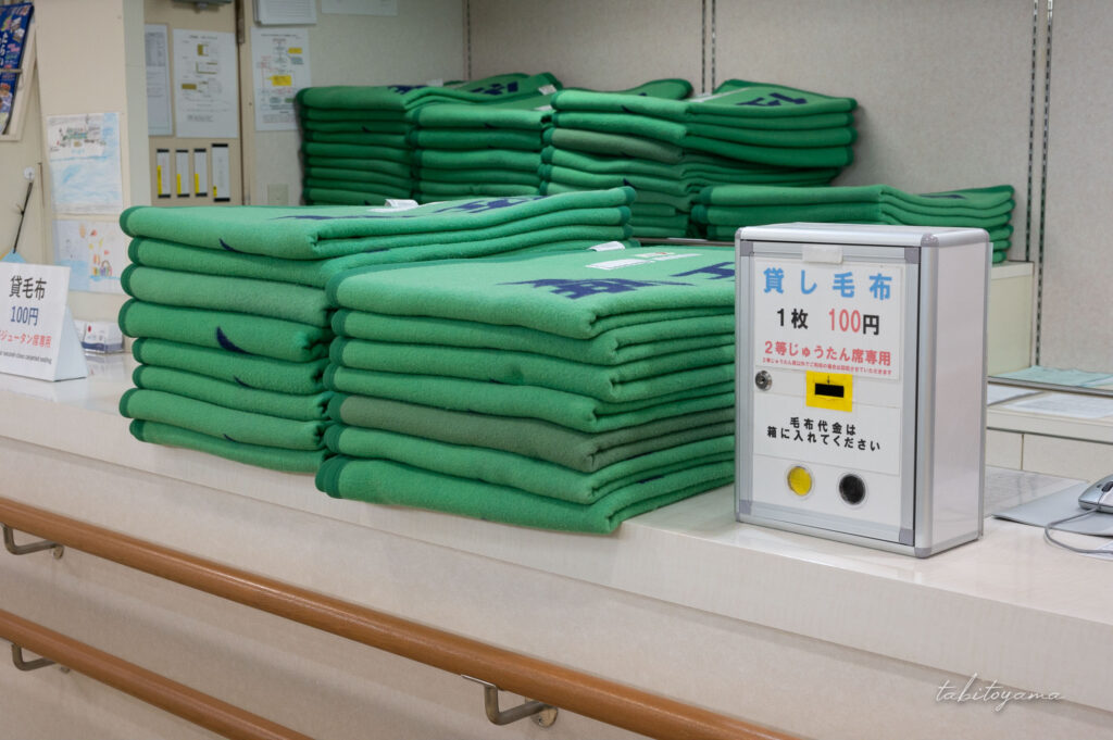 佐渡汽船こがね丸船内にある有料の貸し出し用毛布