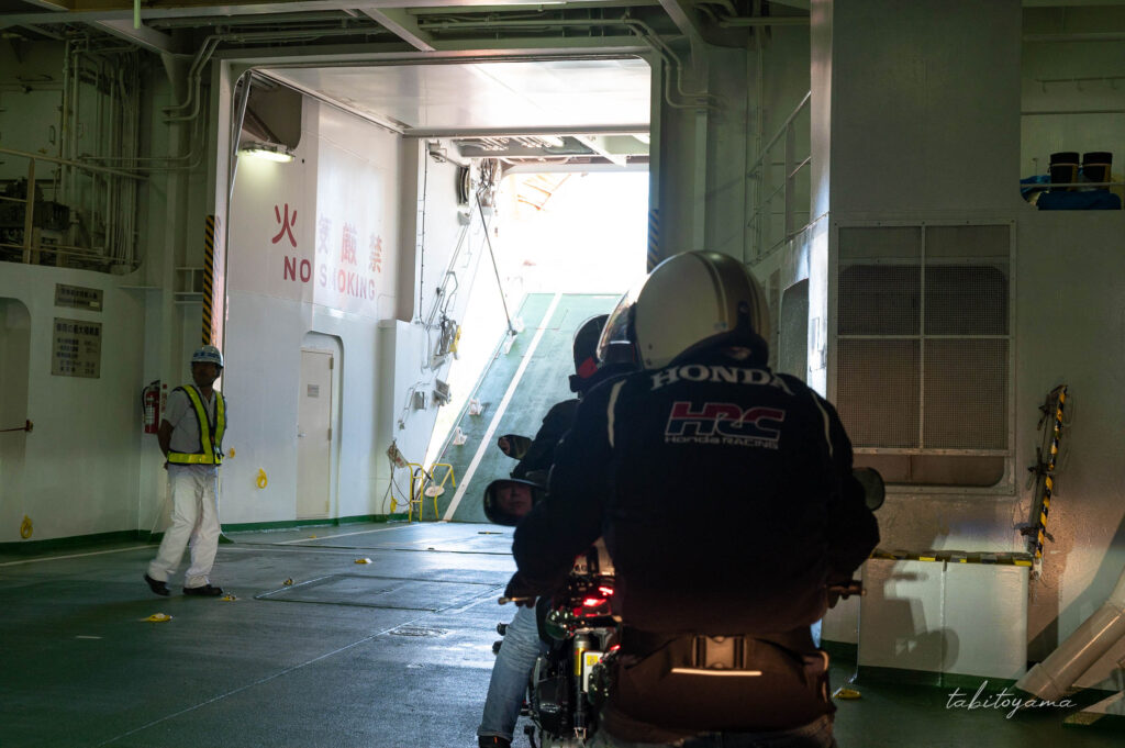 佐渡ヶ島の小木港の到着したフェリー、ランプウェイが降りるのを待つライダー達