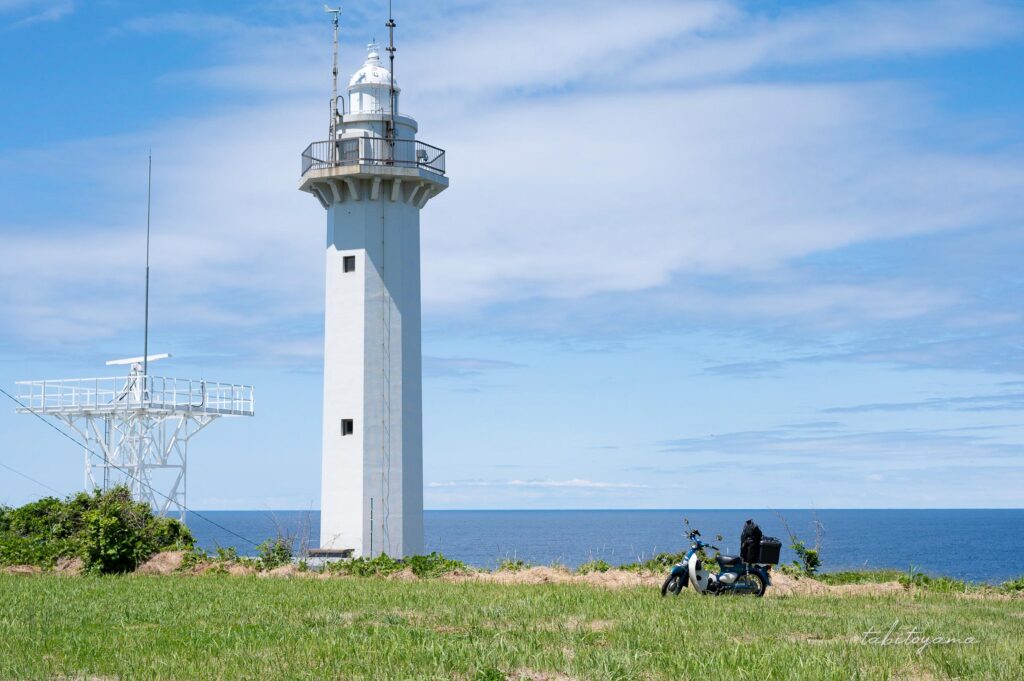 青空と海を背景に沢崎鼻灯台に並ぶリトルカブ
