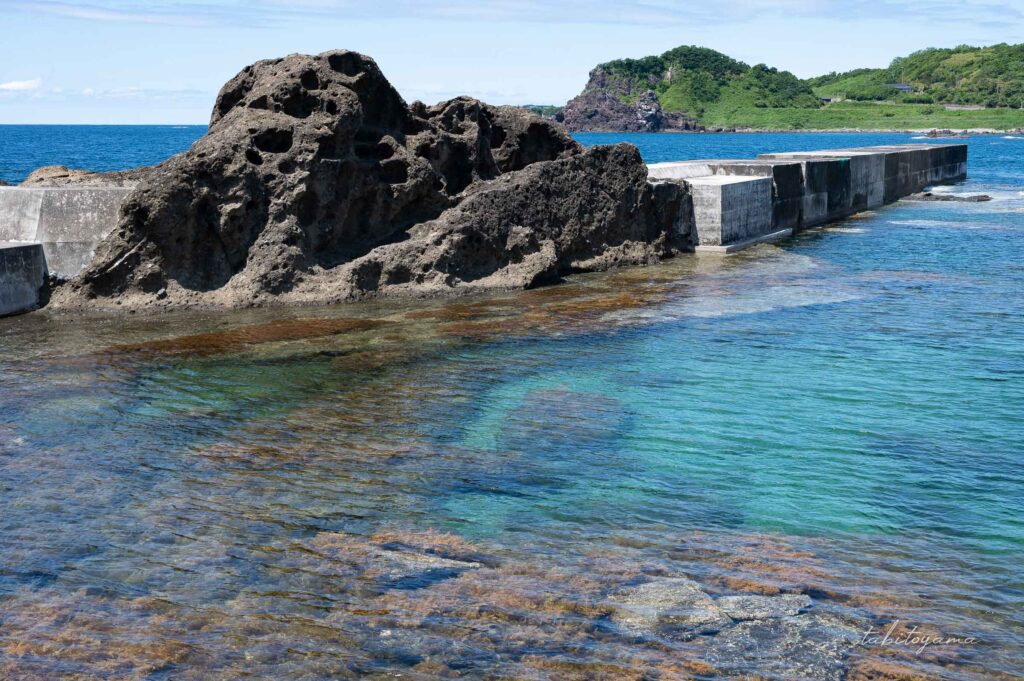 佐渡ヶ島の千畳敷にかかる橋からの眺め、青い透き通った海と岩場が見える