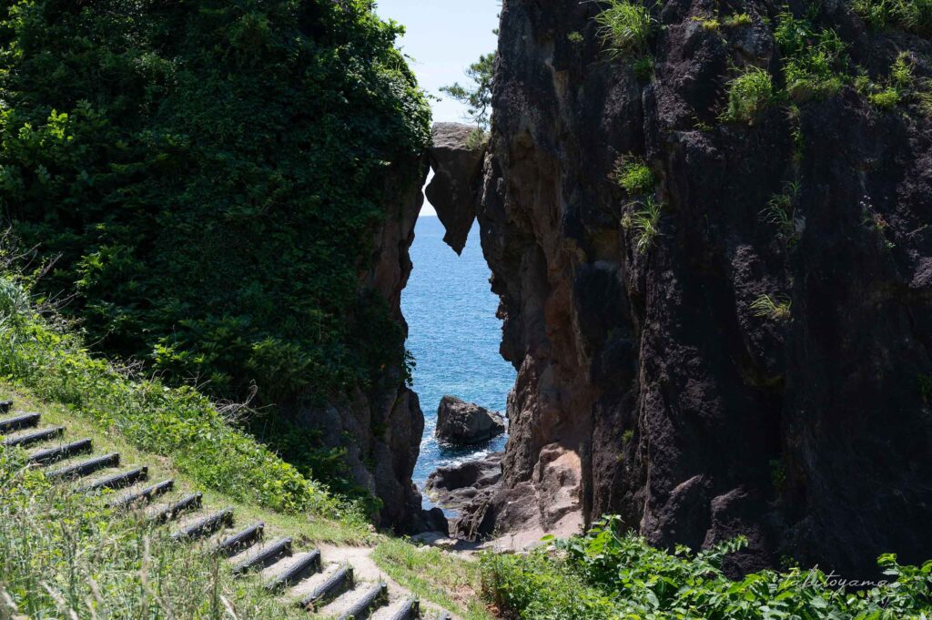 弁慶のはさみ岩、隙間から海が見える