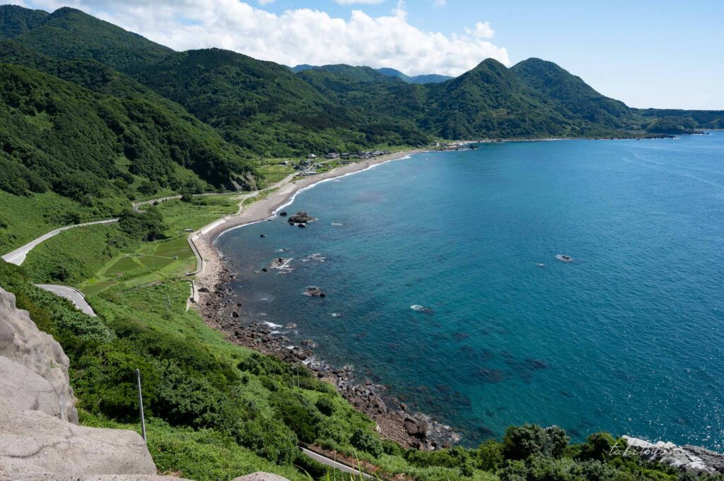 Z坂を登り切った頂上付近からの景色、青い海と緑が広がる
