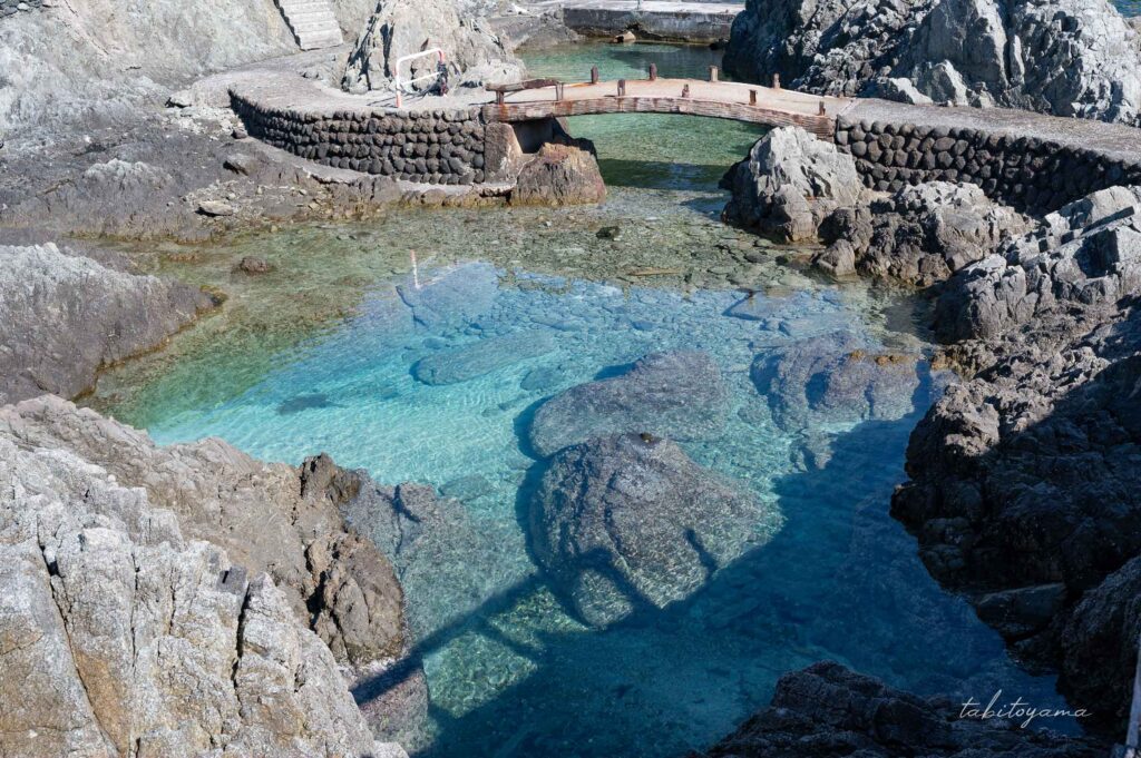 舟隠し岩周辺の美しい水色の海