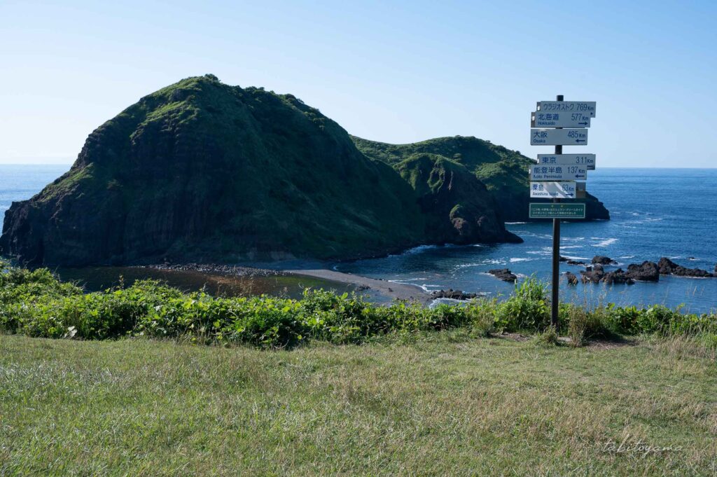 キャンプ場から眺める二ツ亀と看板