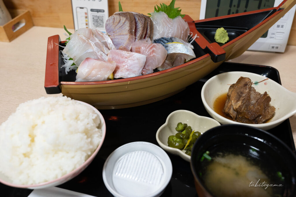 きっちんよろこんでの地魚刺身定食のご飯大盛り