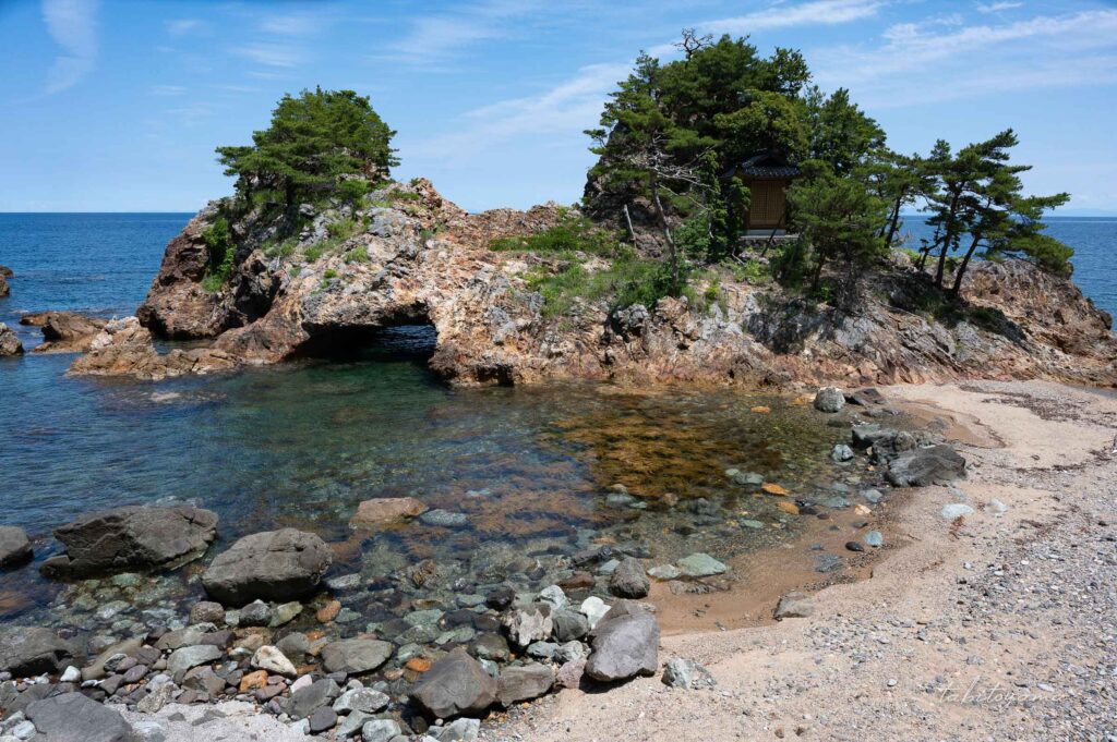 赤亀岩の洞穴周辺には透き通る海が広がる