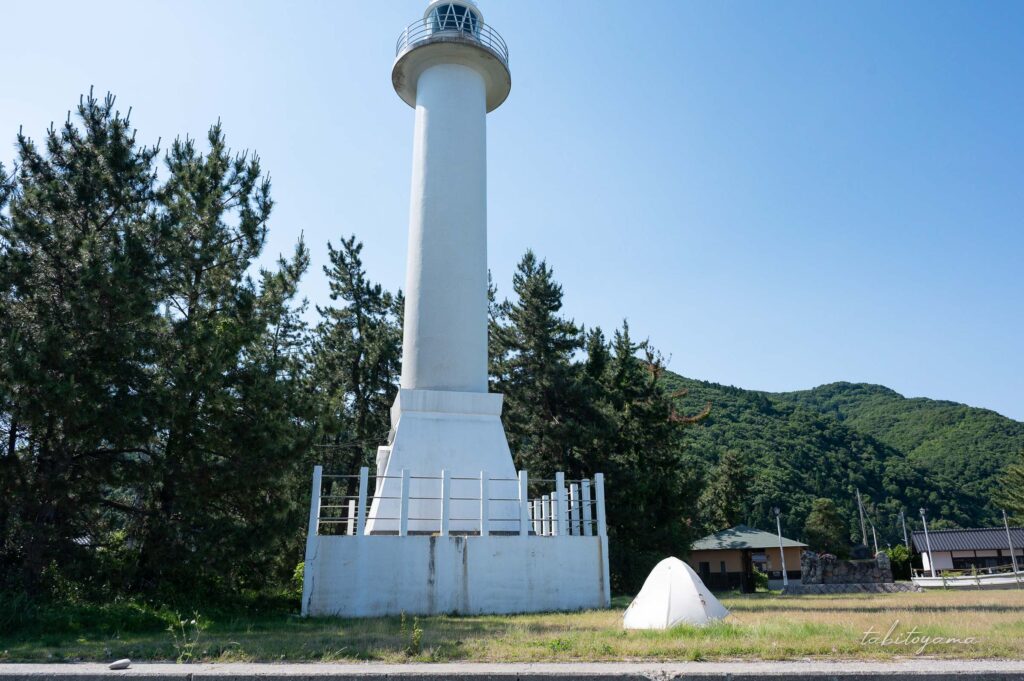 松ヶ崎ヒストリーパークの敷地内にある鴻ノ瀬鼻灯台、そばには白いテントが設営されている