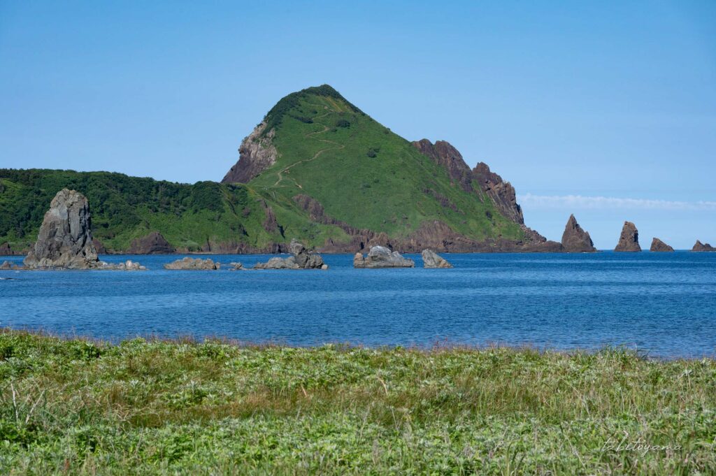 二ツ亀海水浴場から海越しに見える大野亀
