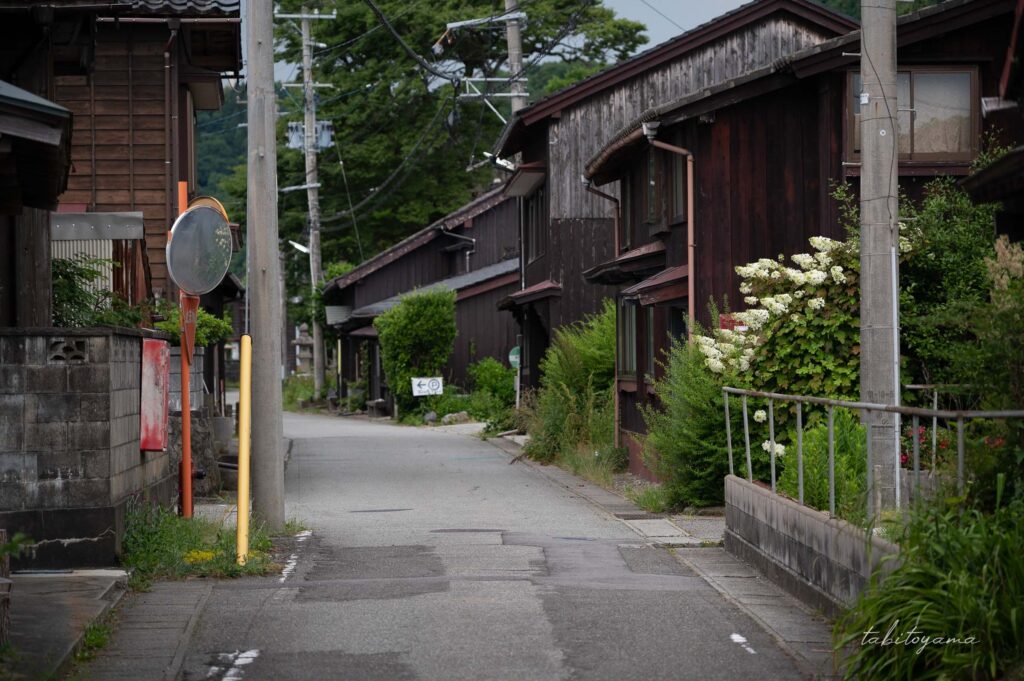 早朝で人影のない松ヶ崎集落の街並み