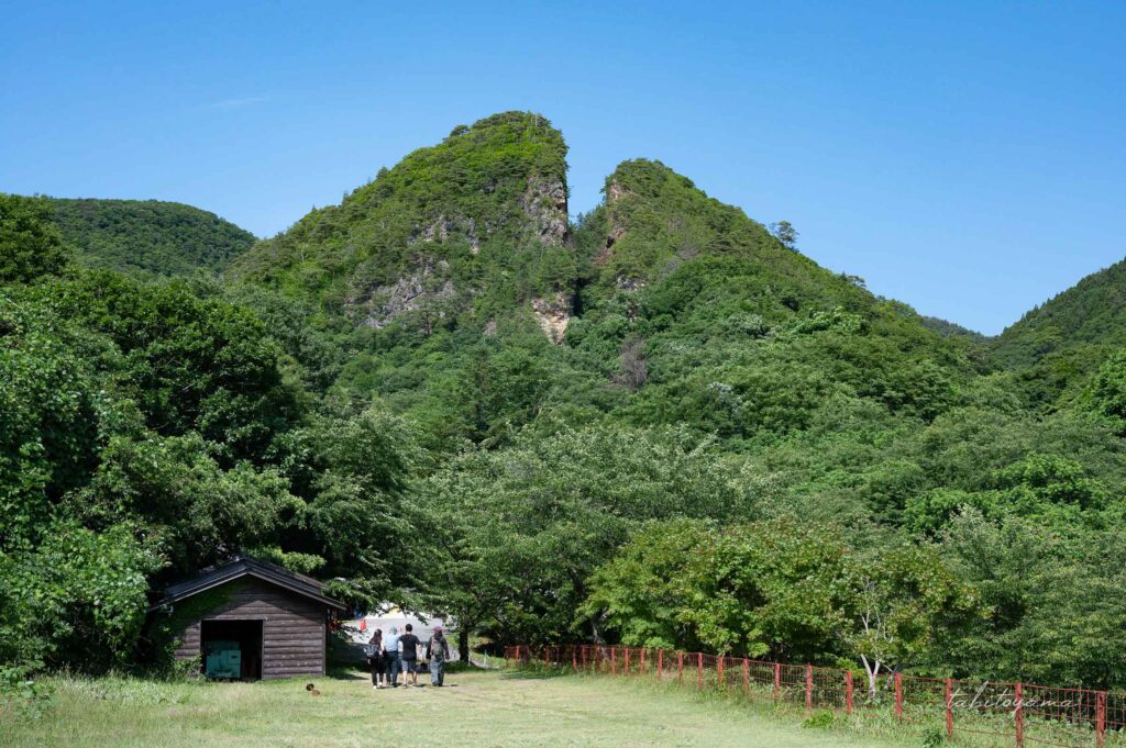 山頂部が真っ二つになっている道遊の割戸