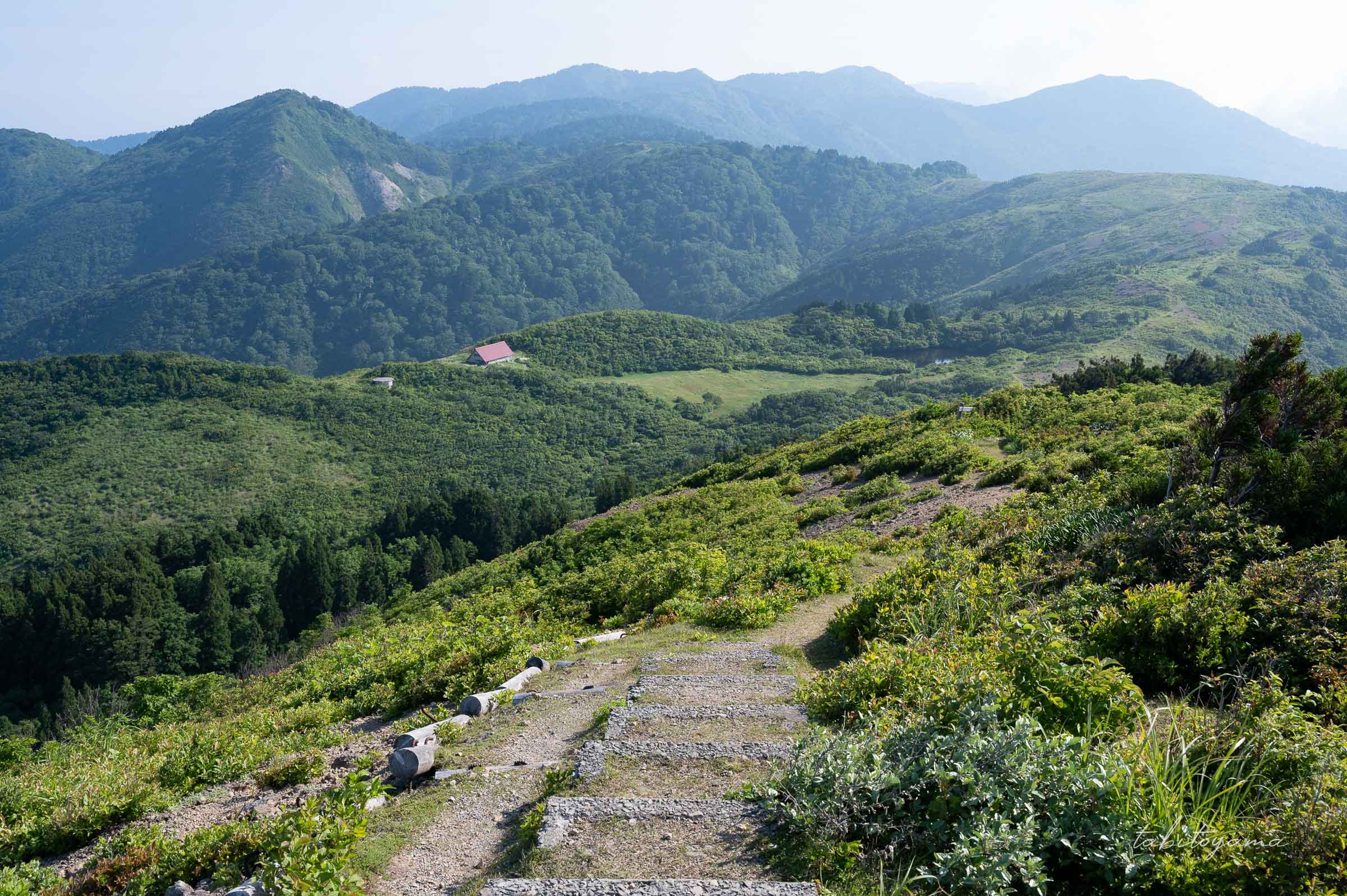 尻立山山頂付近からの眺め、ドンデン池と避難小屋が見える