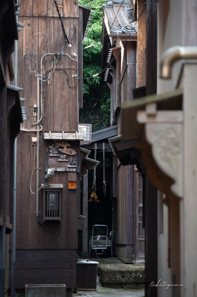 宿根木の細い路地