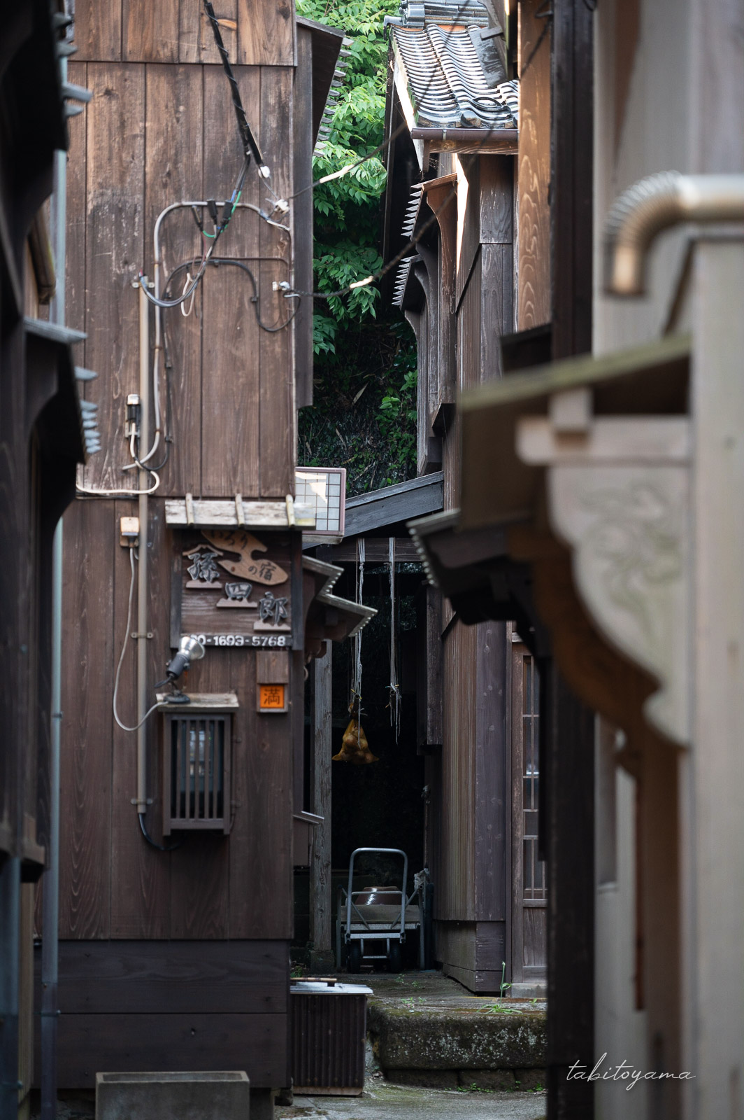宿根木の入り組んだ細路地