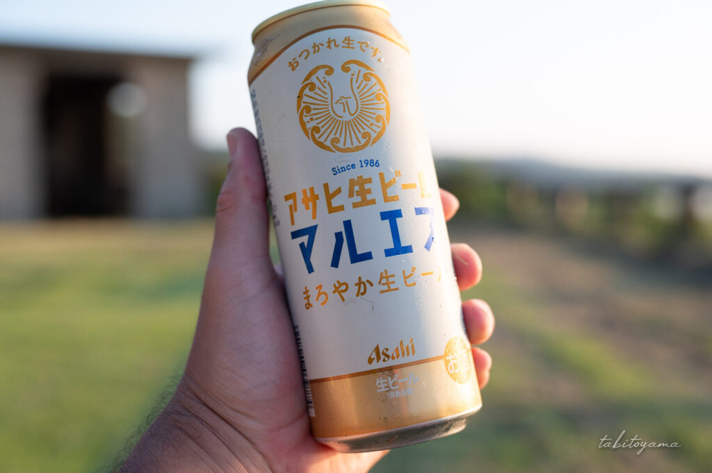 500ml缶ビールを片手に持つ