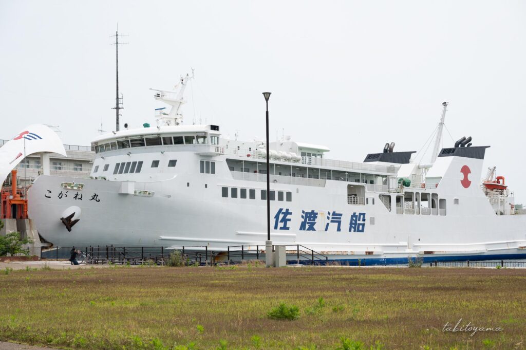 小木港に停泊する佐渡汽船こがね丸