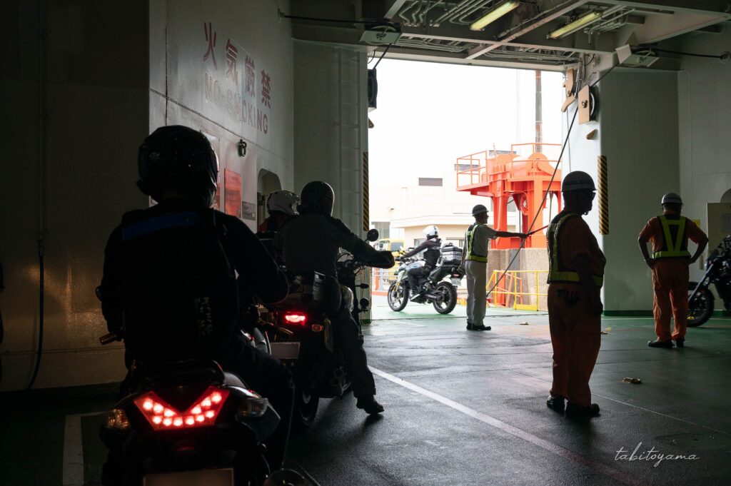 係員の誘導に従いフェリーから飛び出すライダー達