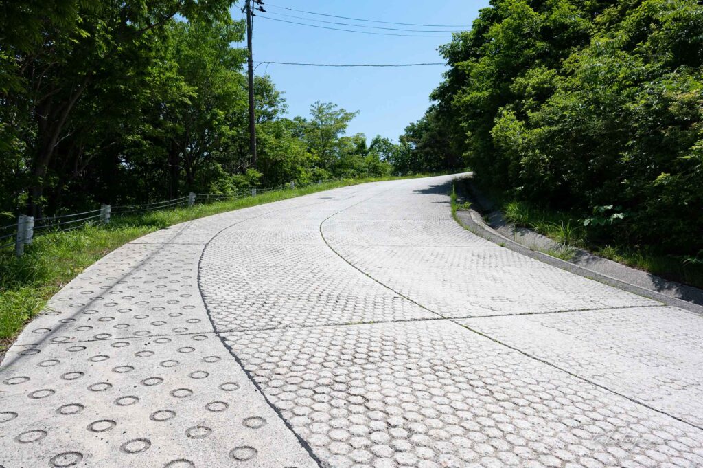 大佐渡スカイラインの登坂路、亀甲状の滑り止めが施されている