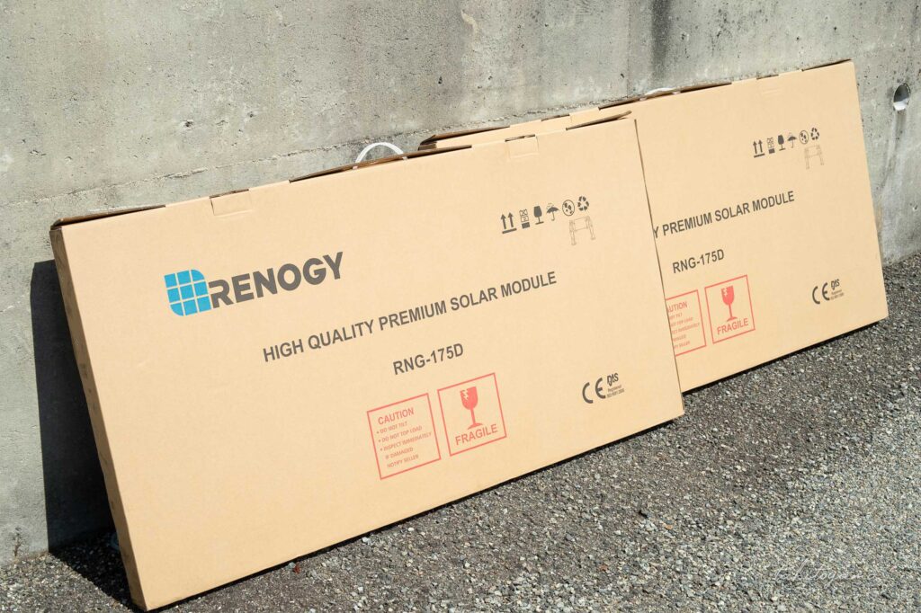 RENOGY製ソーラーパネル175W、箱入りで壁に立てかけられている
