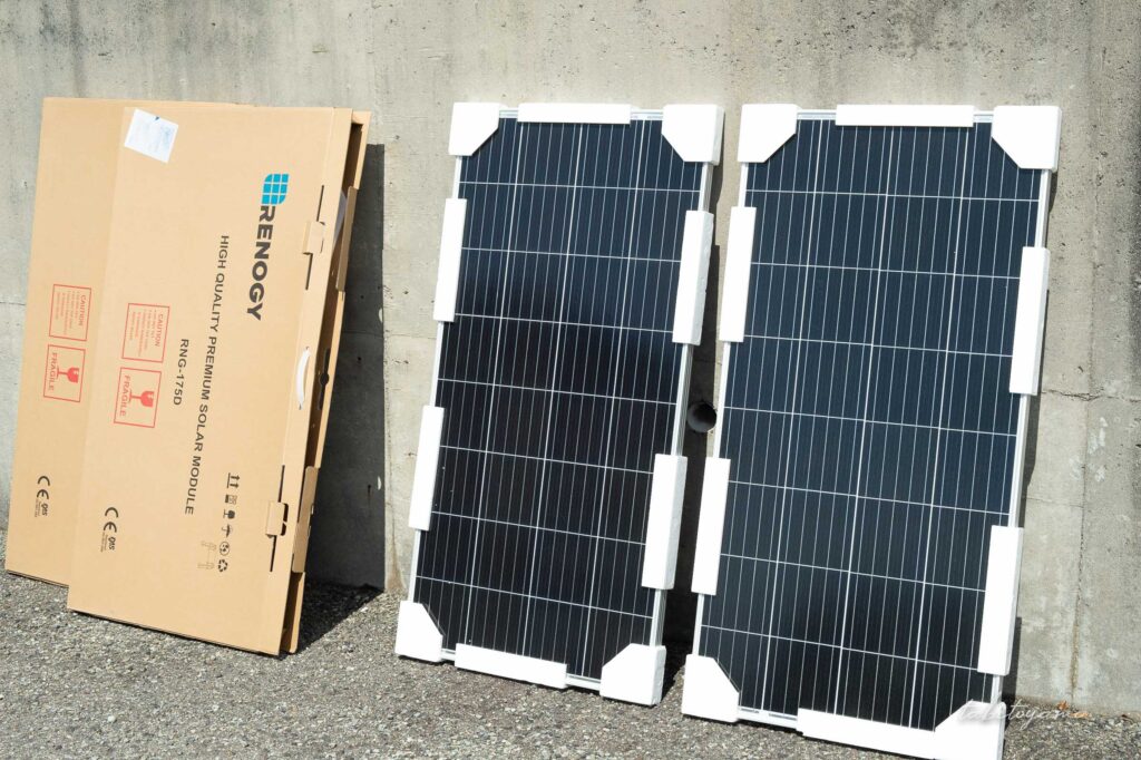RENOGY製ソーラーパネル175W、開封直後に保護された状態で壁に立てかけられている
