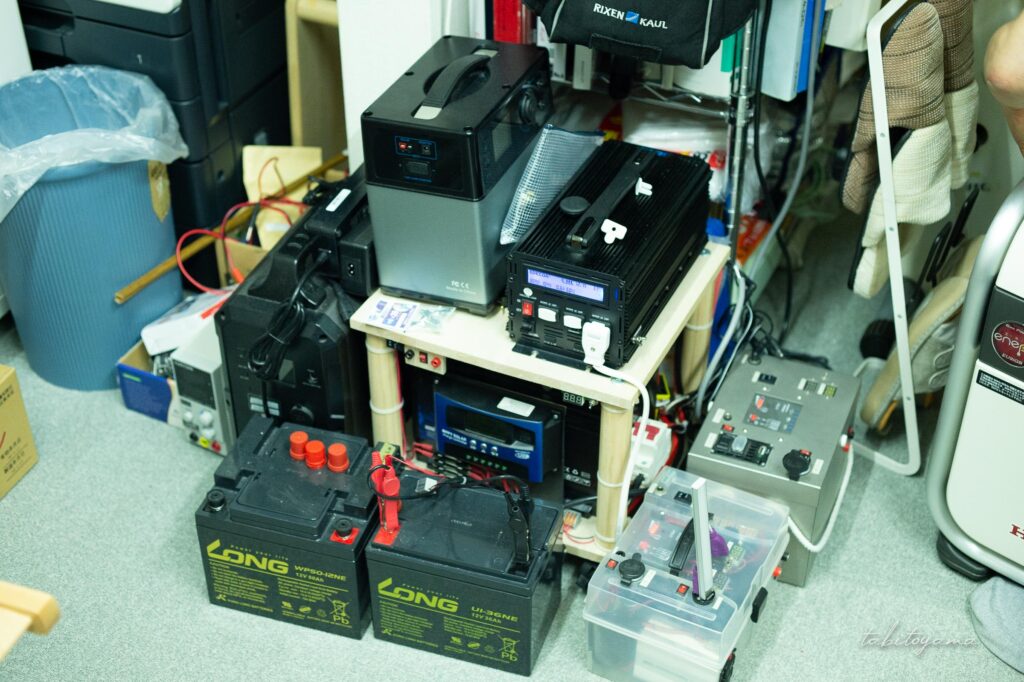 自作の発電システムがたくさん並ぶ様子