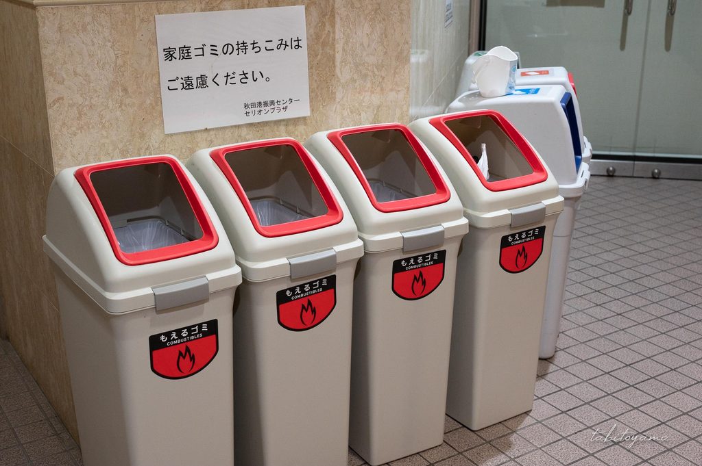 道の駅あきた港のトイレ前にあるゴミ箱
