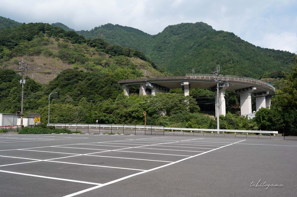 道の駅 霧の森の第一駐車場から四国横断自動車道を眺める